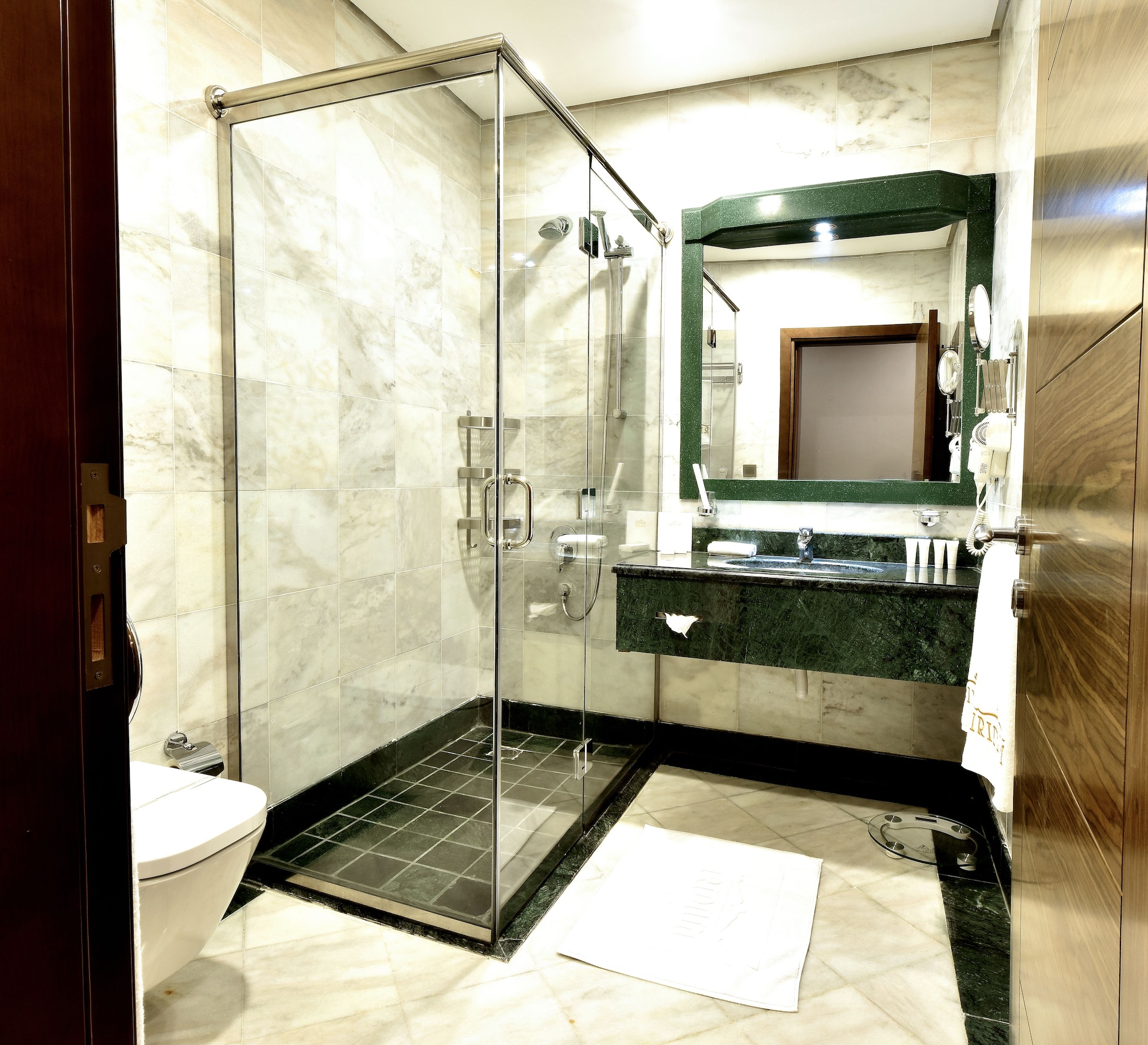 غرفة قياسية بسرير كينج بإطلالة على المدينة، فندق إيريديوم 70(Iridium 70 Hotel) 6/6