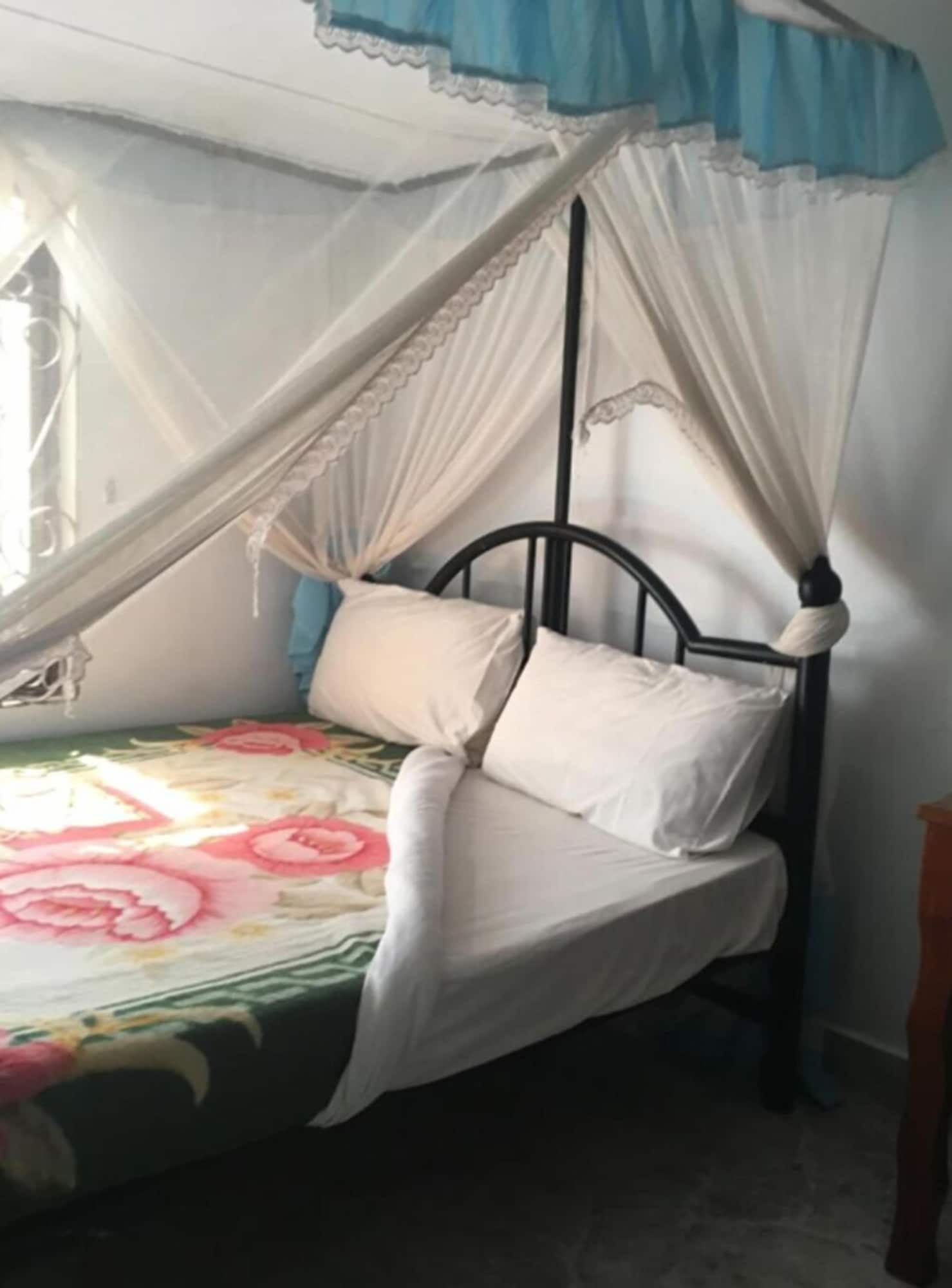 ECONOMY, DOUBLE OR TWIN BED