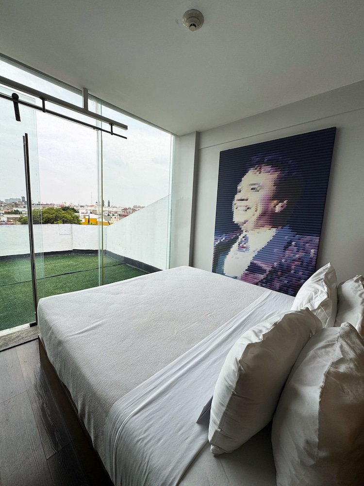 غرفة ديلوكس بسرير كينج بشرفة، Ikonik Hotel Puebla 2/10