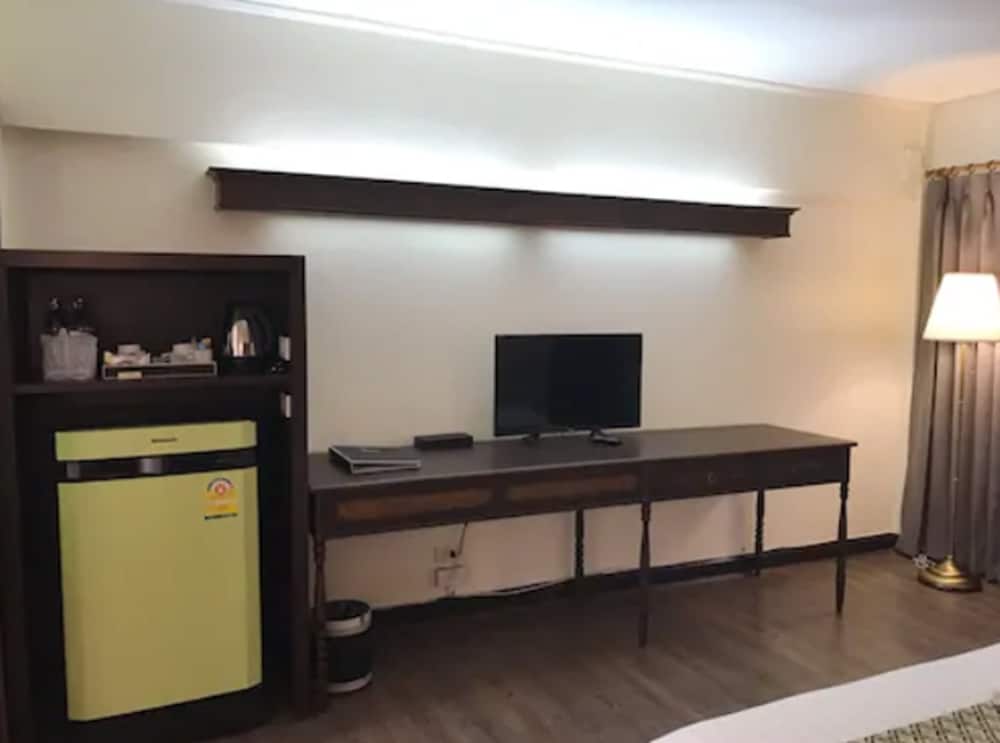 Nak Nakara Hotel 62/74