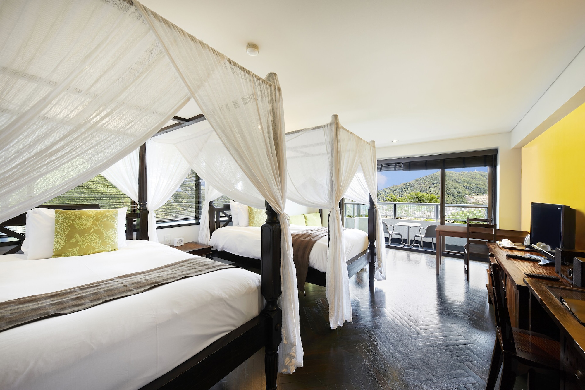 Resort, Twin Beds, Corner