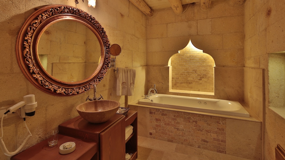 Golden Cave Suites 17/55