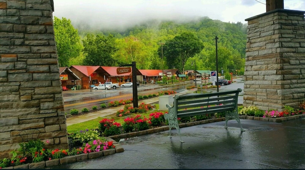 Rolling Hills Lodge 15/19