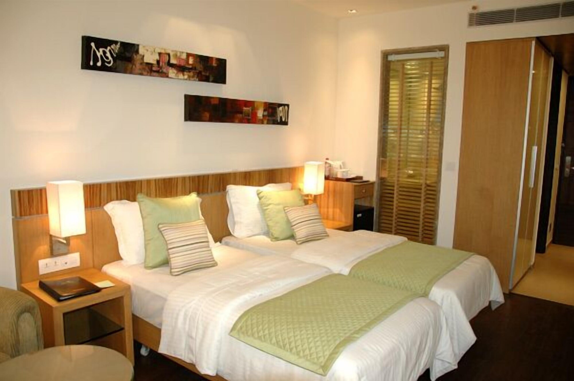 CLUB, KING BED