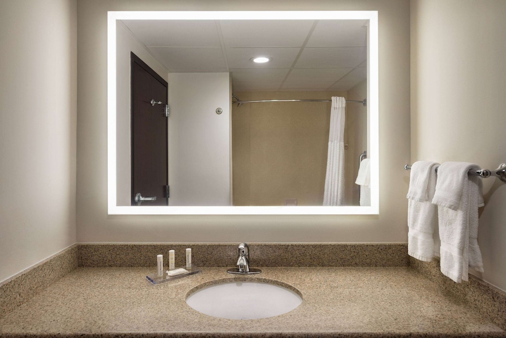 La Quinta Inn and Suites by Wyndham Lake George 46/50