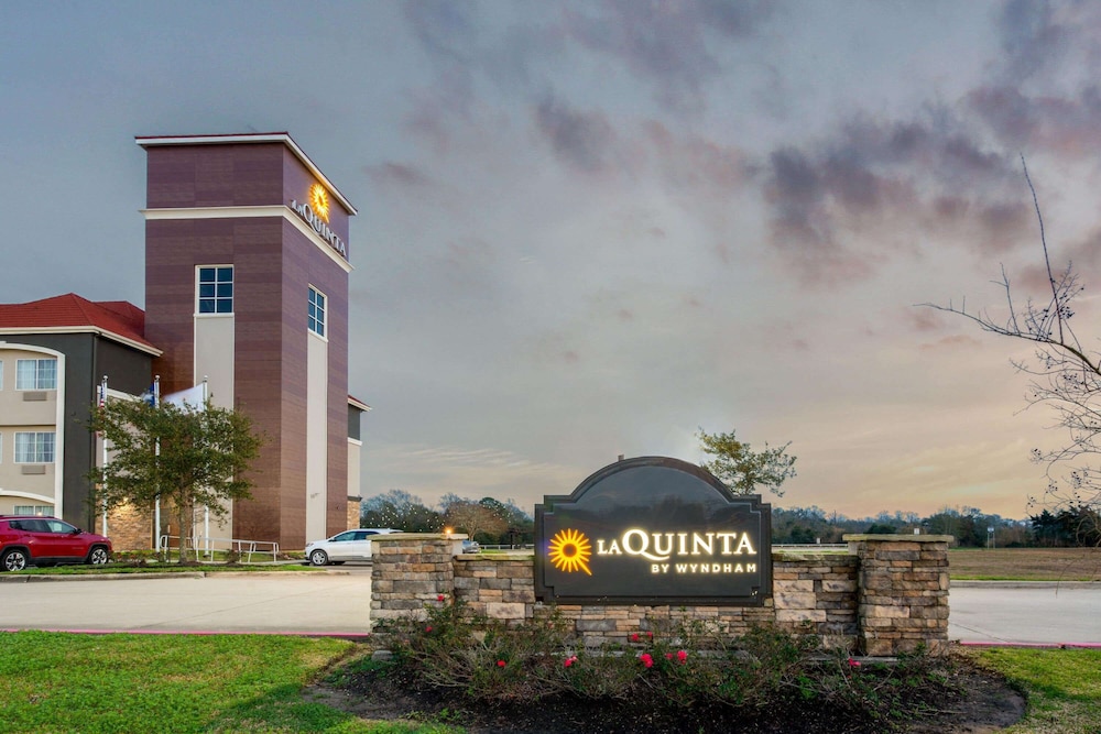 La Quinta Inn & Suites by Wyndham Bridge City 8/44