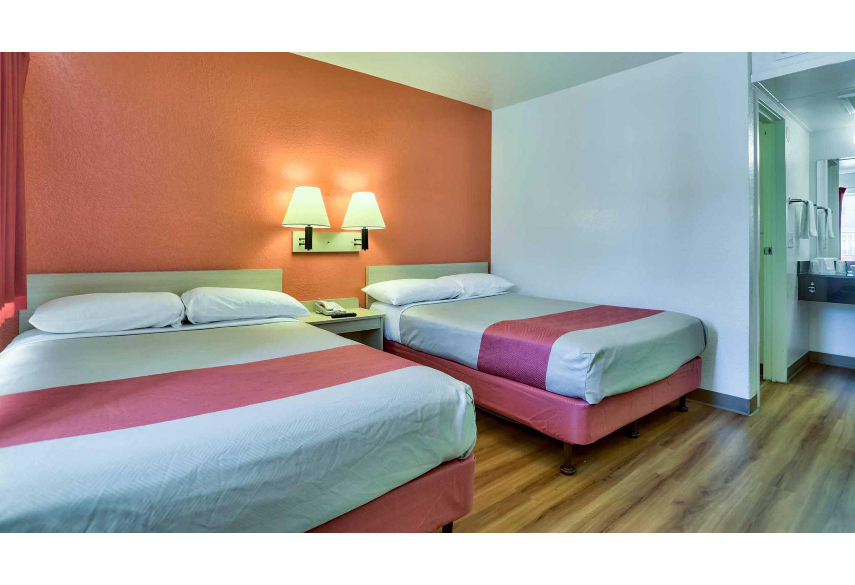 1 Queen Bed - Micfridge, Smoking