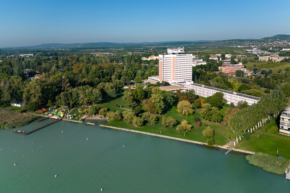 Marina Hotel 61/65