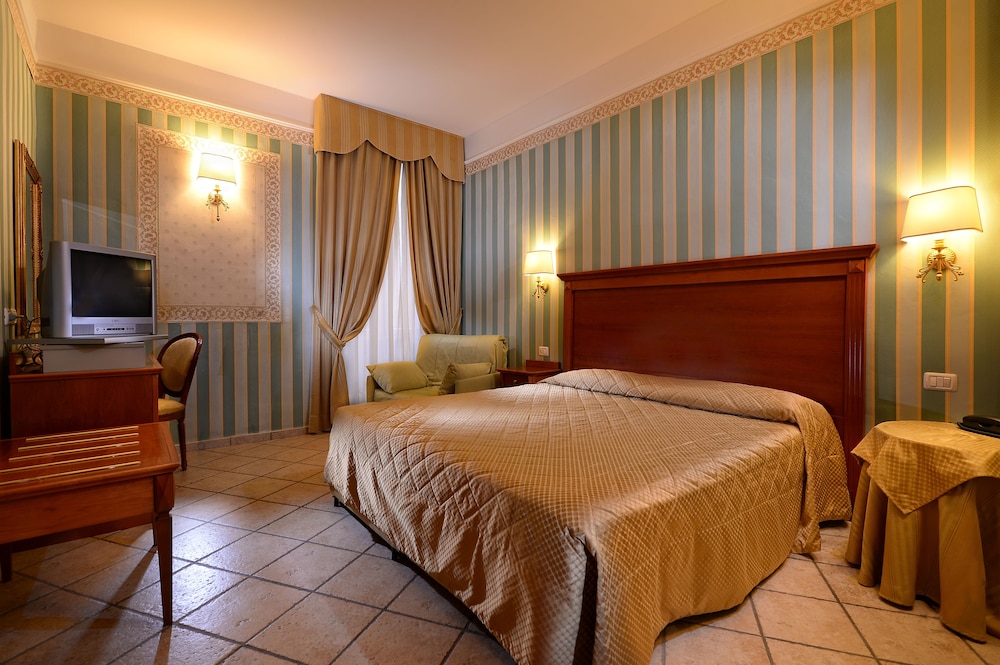 Hotel Golden 13/50