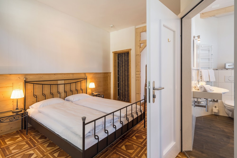 Carlton-Europe Vintage Adult Hotel 26/56