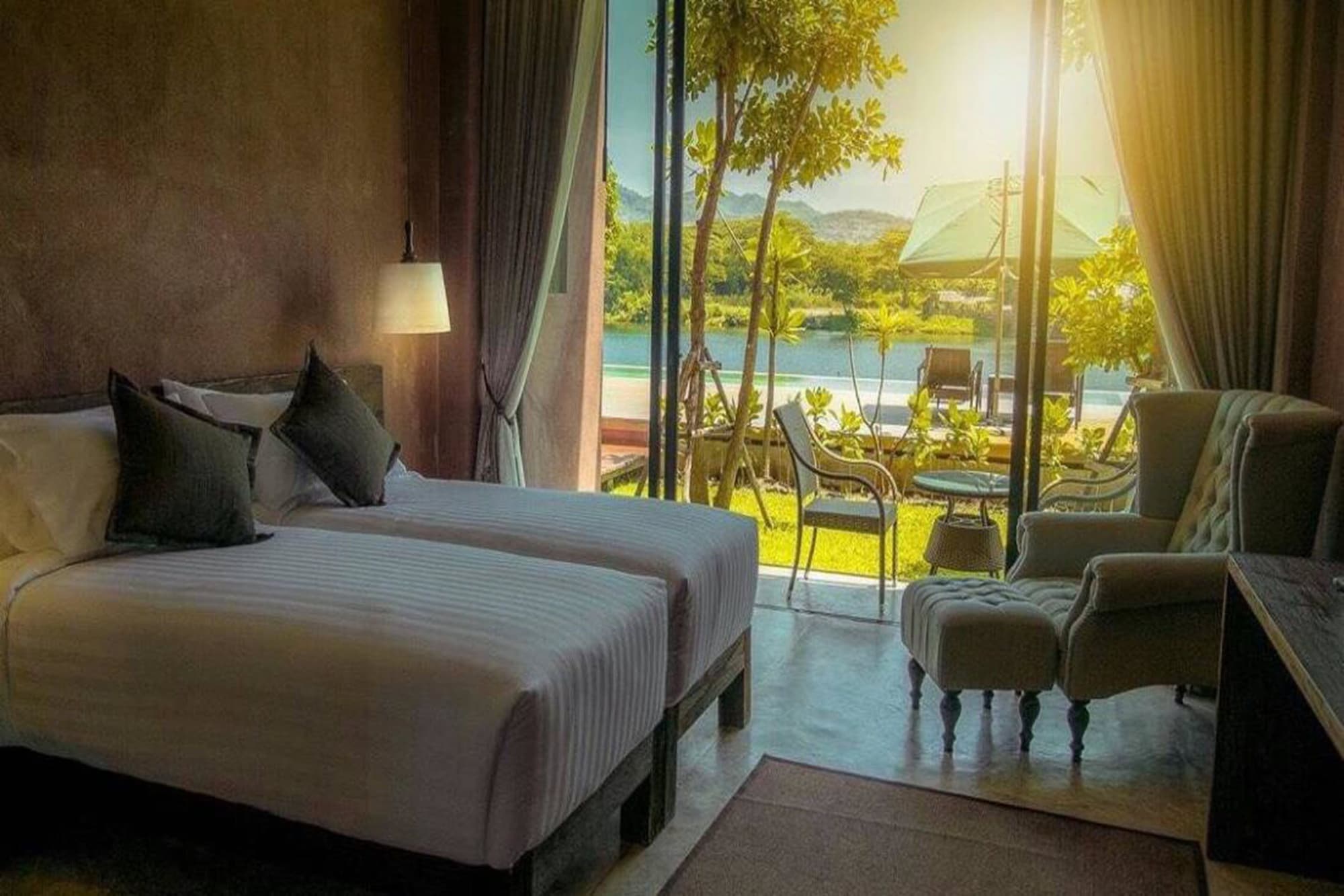 DELUXE, RIVER VIEW