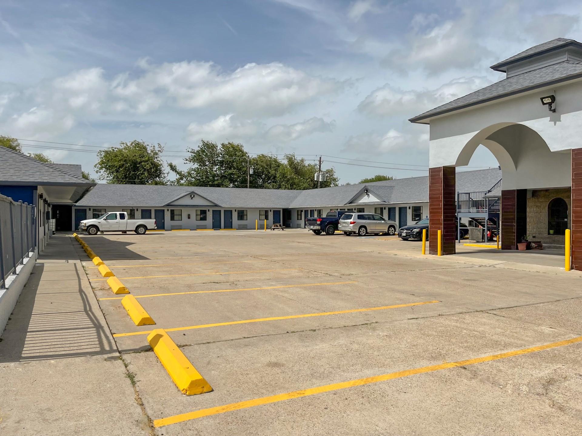 Deluxe Inn & Suites Corpus Christi I 37 21/27