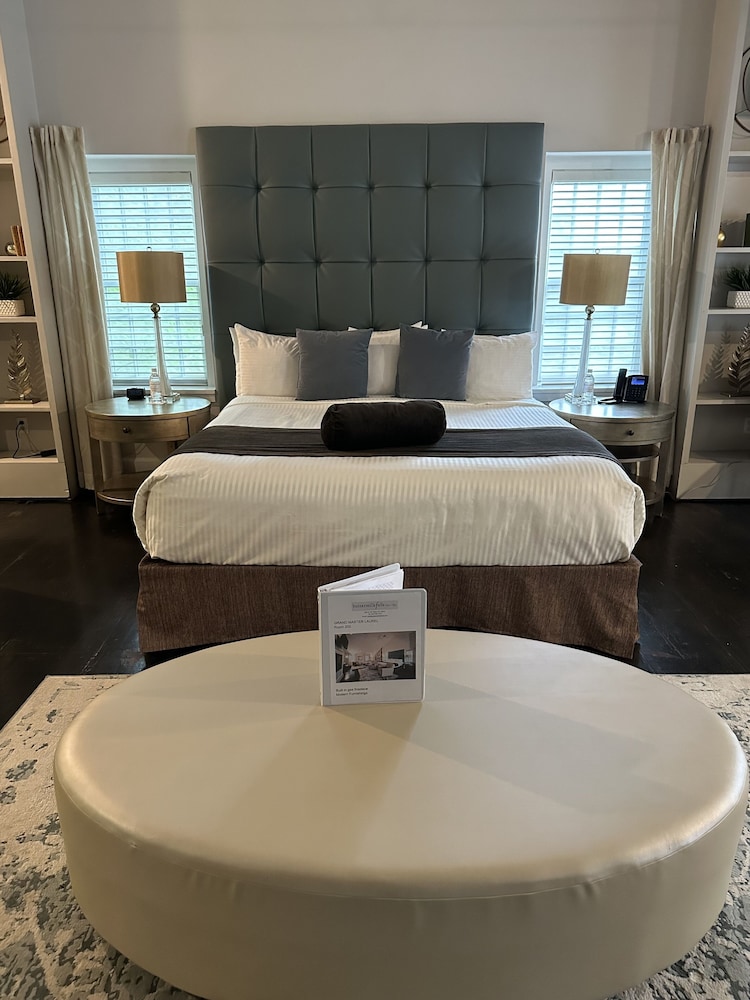 Grand, King Bed