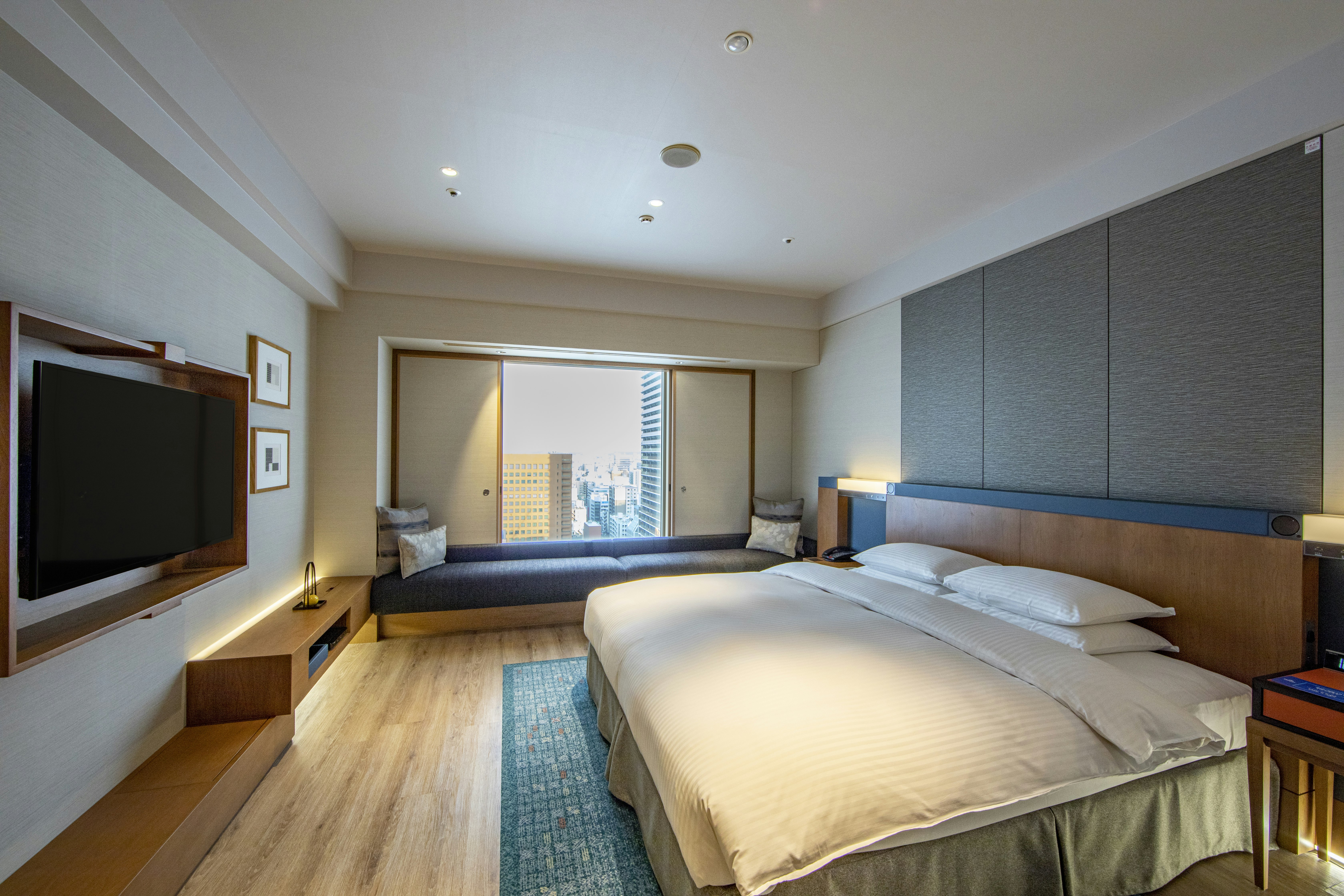 EXECUTIVE, SUITE, KING BED
