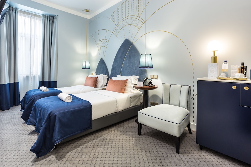 THE LIFT BOUTIQUE HOTEL 26/81