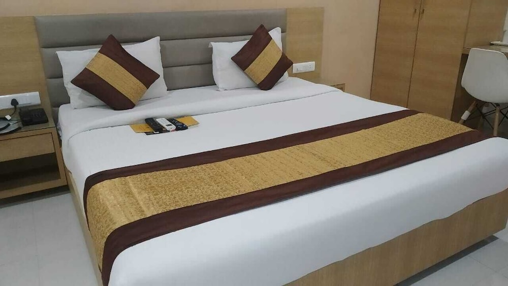 Oyo 14745 Veeraj Suites 27/50