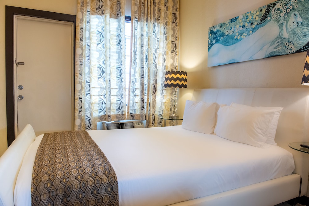 Tradewinds Apartment Hotel 15/65