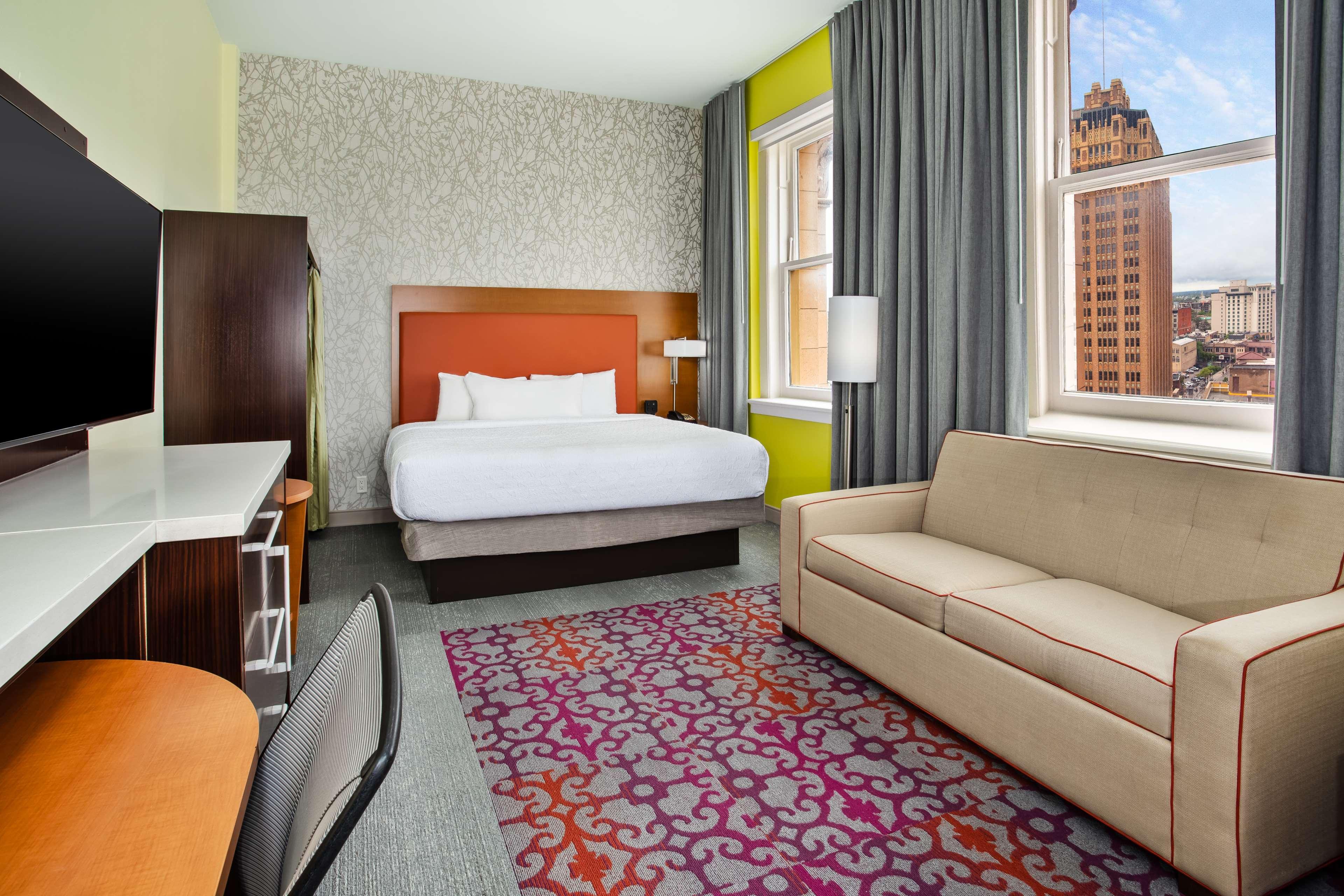 STUDIO, SUITE, KING BED, LARGE