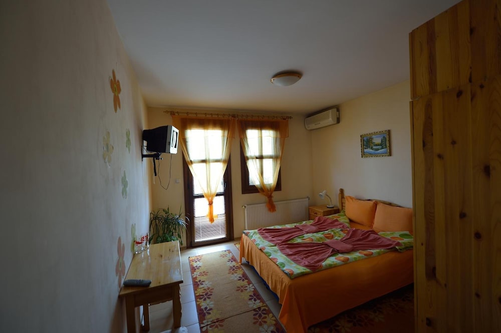 Hotel Varusha 24/43