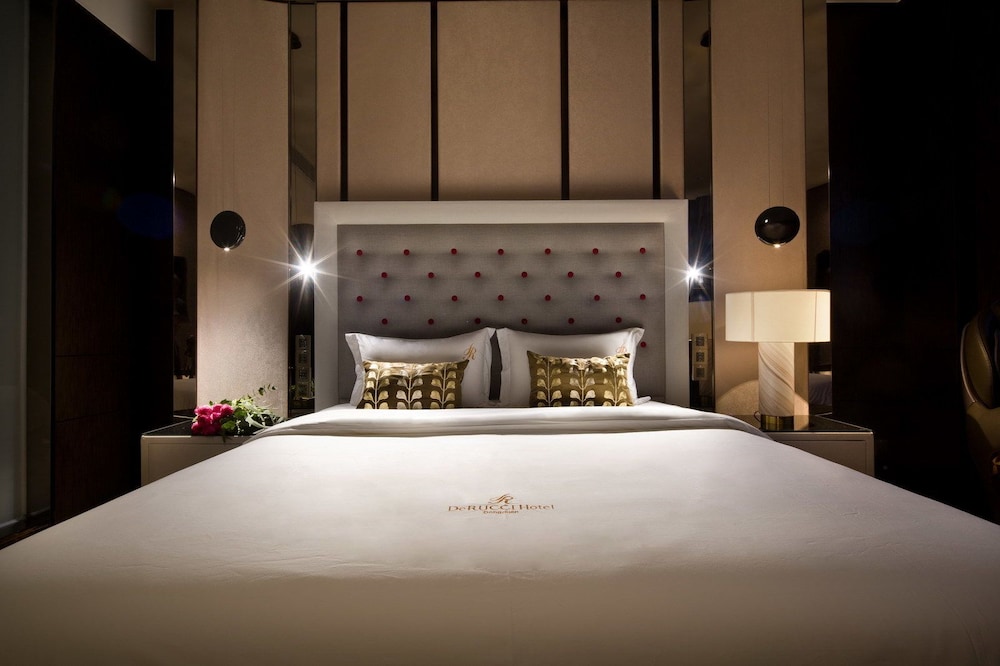 DeRUCCI Hotel 11/65
