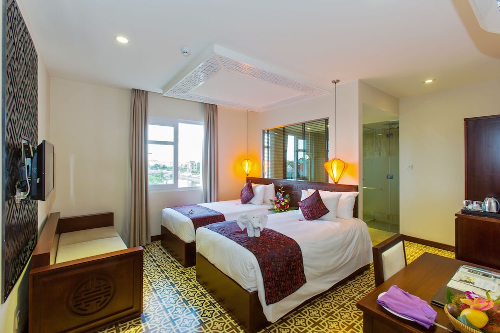 Royal Riverside Hoi An Hotel 12/75