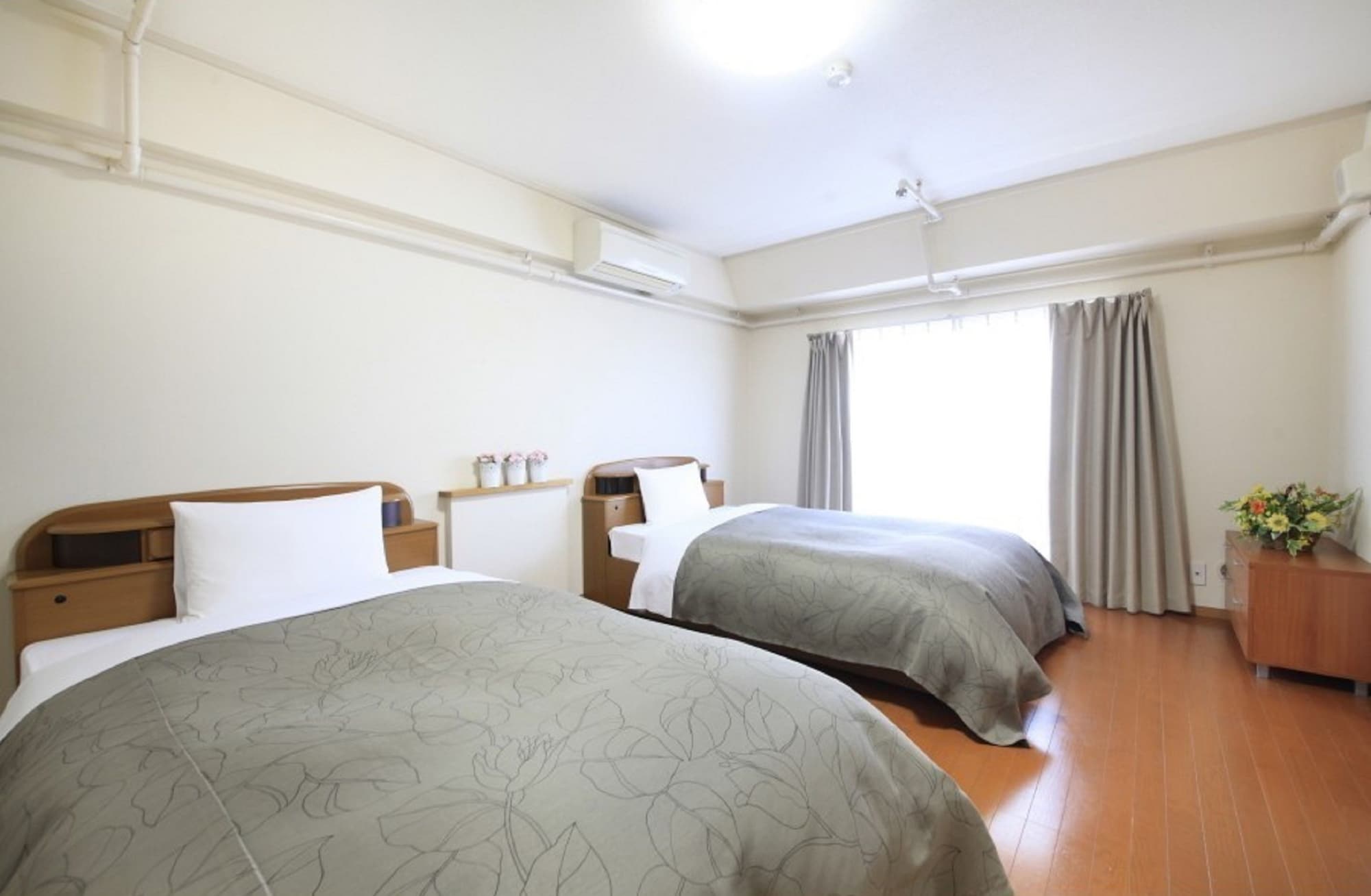 6 Futon Beds, Washing Machine, Large
