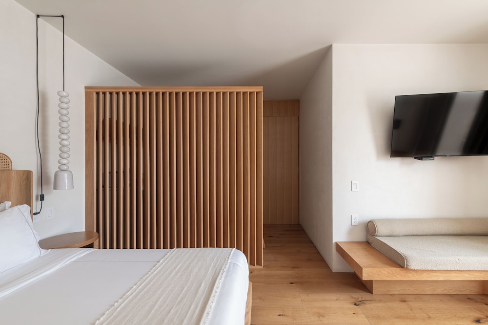 ROOM, QUEEN BED