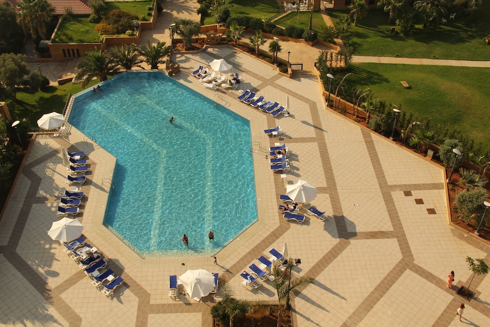 GOLDEN TULIP JIYEH MARINA RESORT 49/50