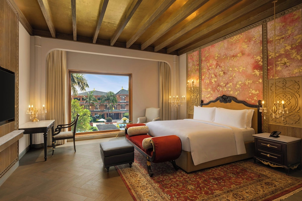 Regal, Suite, 1 King and 2 Double Beds, Garden View, Club Lounge Access، The Soaltee Kathmandu 2/3