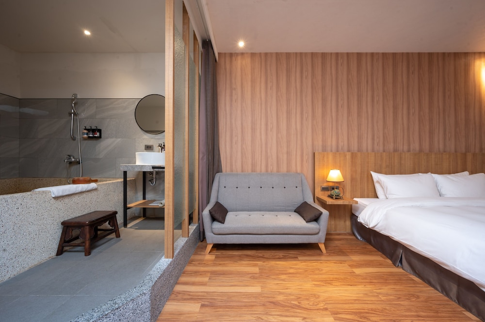 Senior, Studio, Suite, Queen Bed