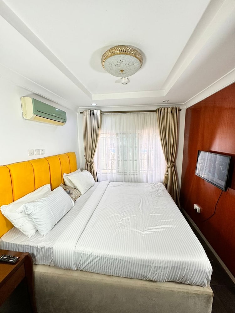 1 BEDROOM, SUITE