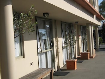 ARENA MOTEL 4/32
