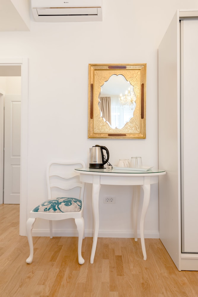 Le Monde Luxury Accommodation 55/63