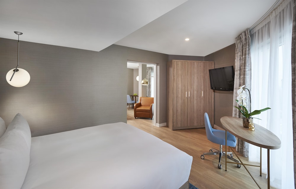 SUITE, QUEEN BED, CITY VIEW