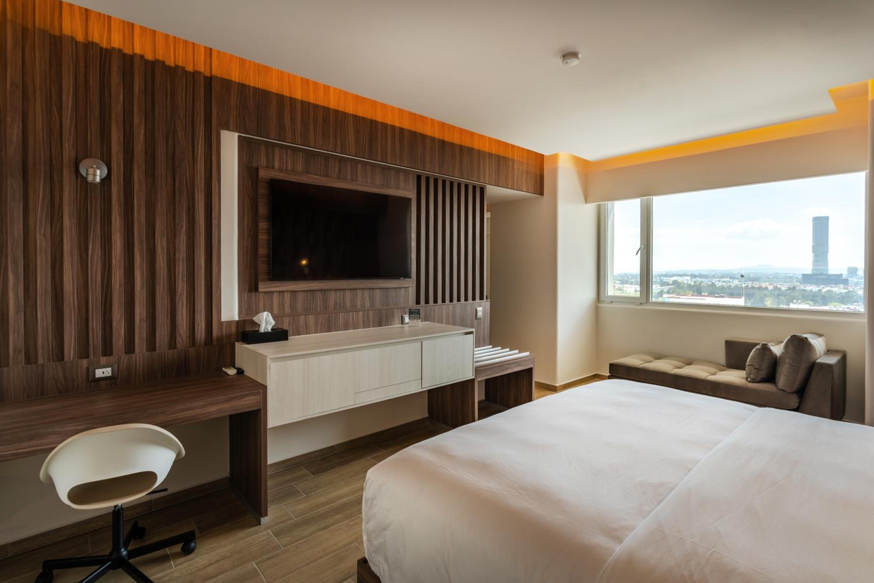 SUITE, KING BED