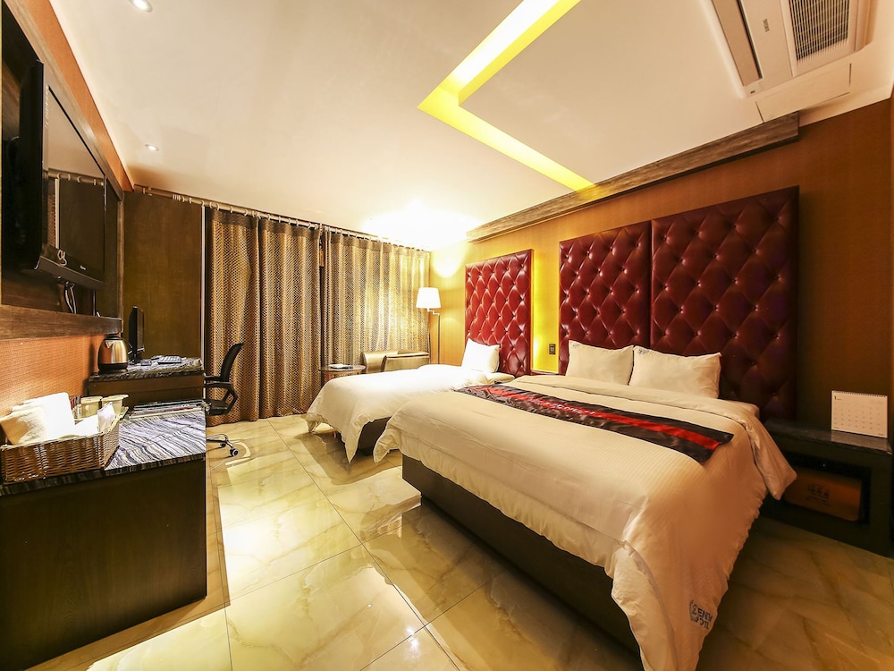 Zenith Hotel 23/63