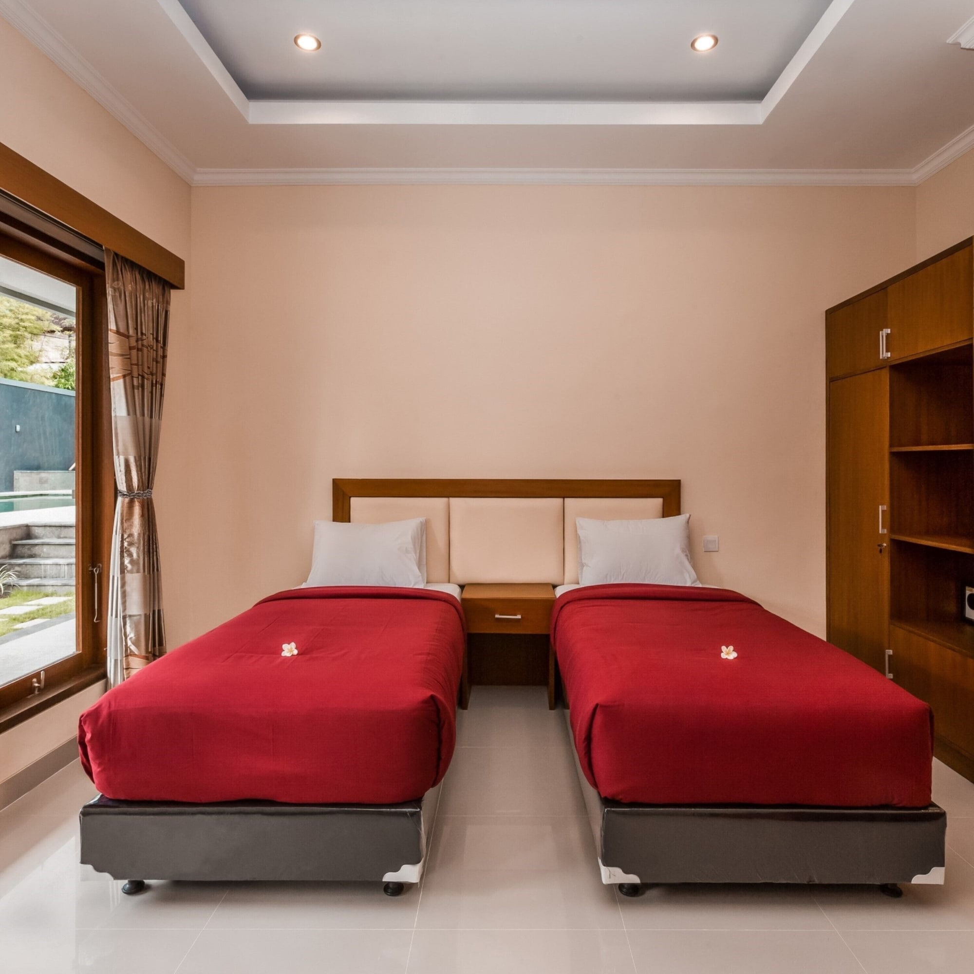 DELUXE, TWIN BEDS