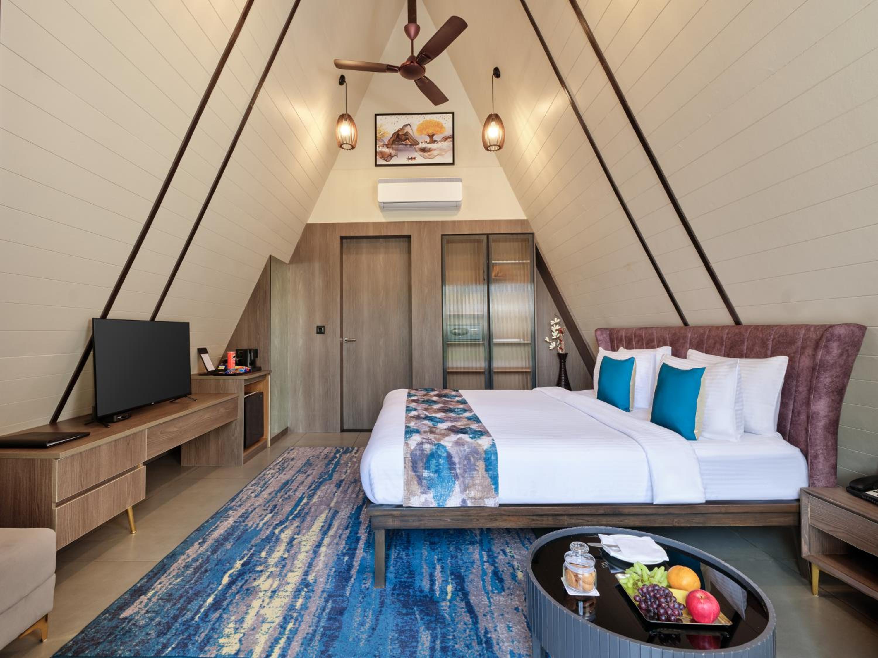 Cottage, King Bed, Sofa