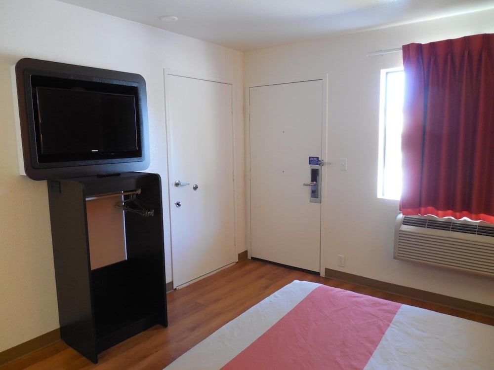 Motel6 Temecula, CA - Historic Old Town 52/62