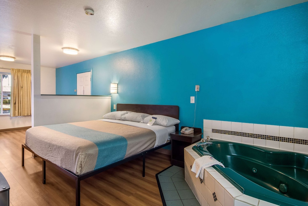 Motel6 Portland, OR Mall 205 23/37