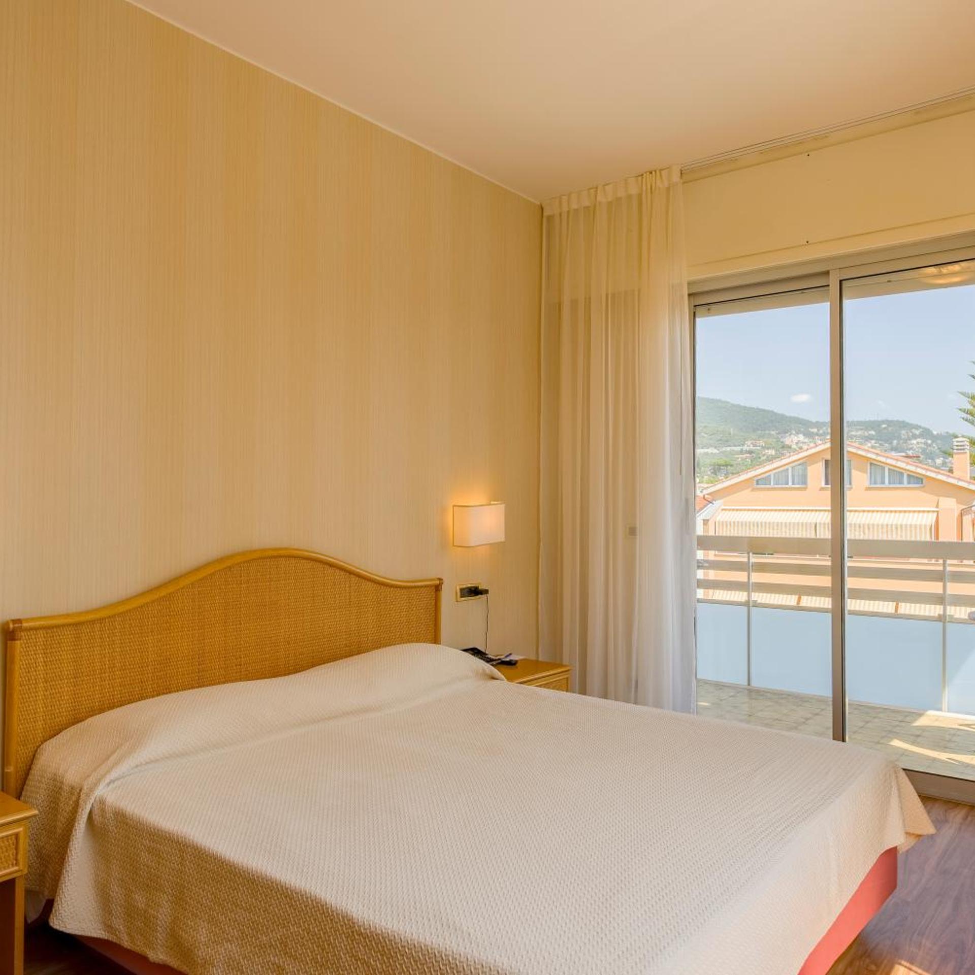 Classic, Double or Twin Bed, Lateral Side Sea View، Garden Lido 2/9