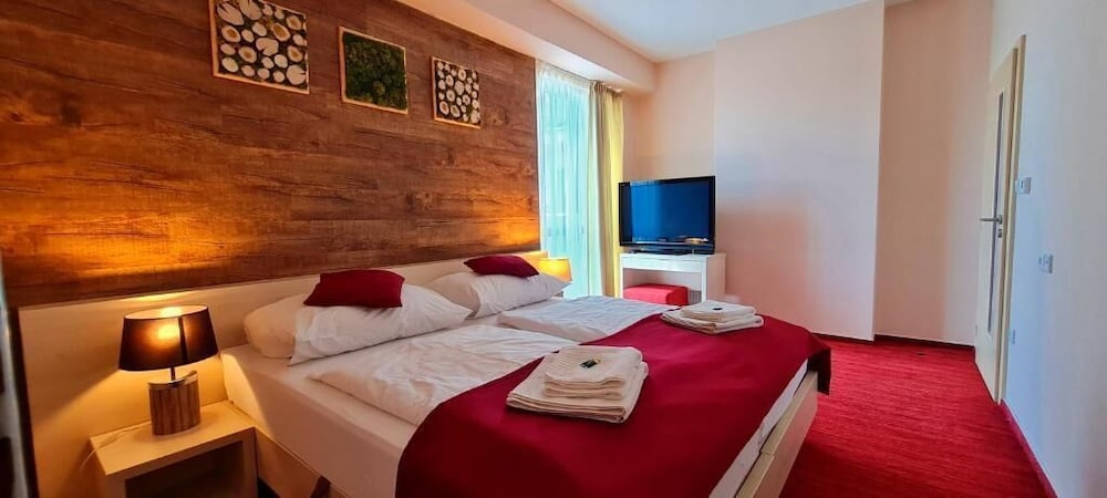 HOTEL CROCUS 7/50