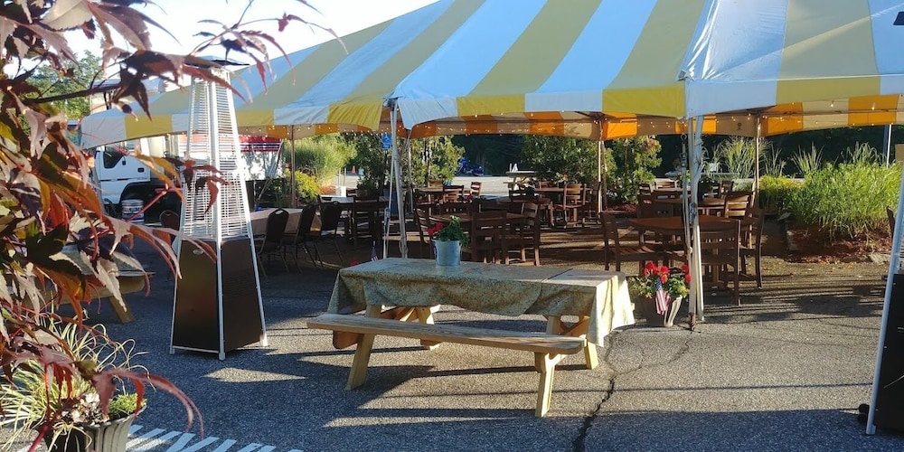 Lamie S Inn And the Old Salt Restaurant 61/73