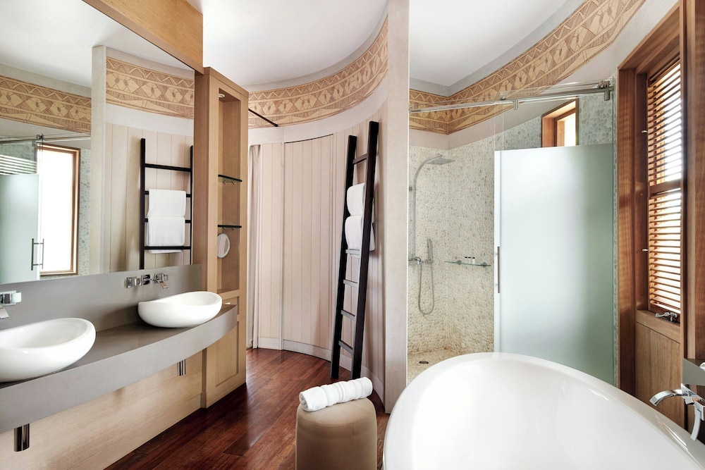 بنغل بسريرين منفصلين بإطلالة على الشاطئ بشرفة، Sheraton New Caledonia Deva Resort & Spa 2/2