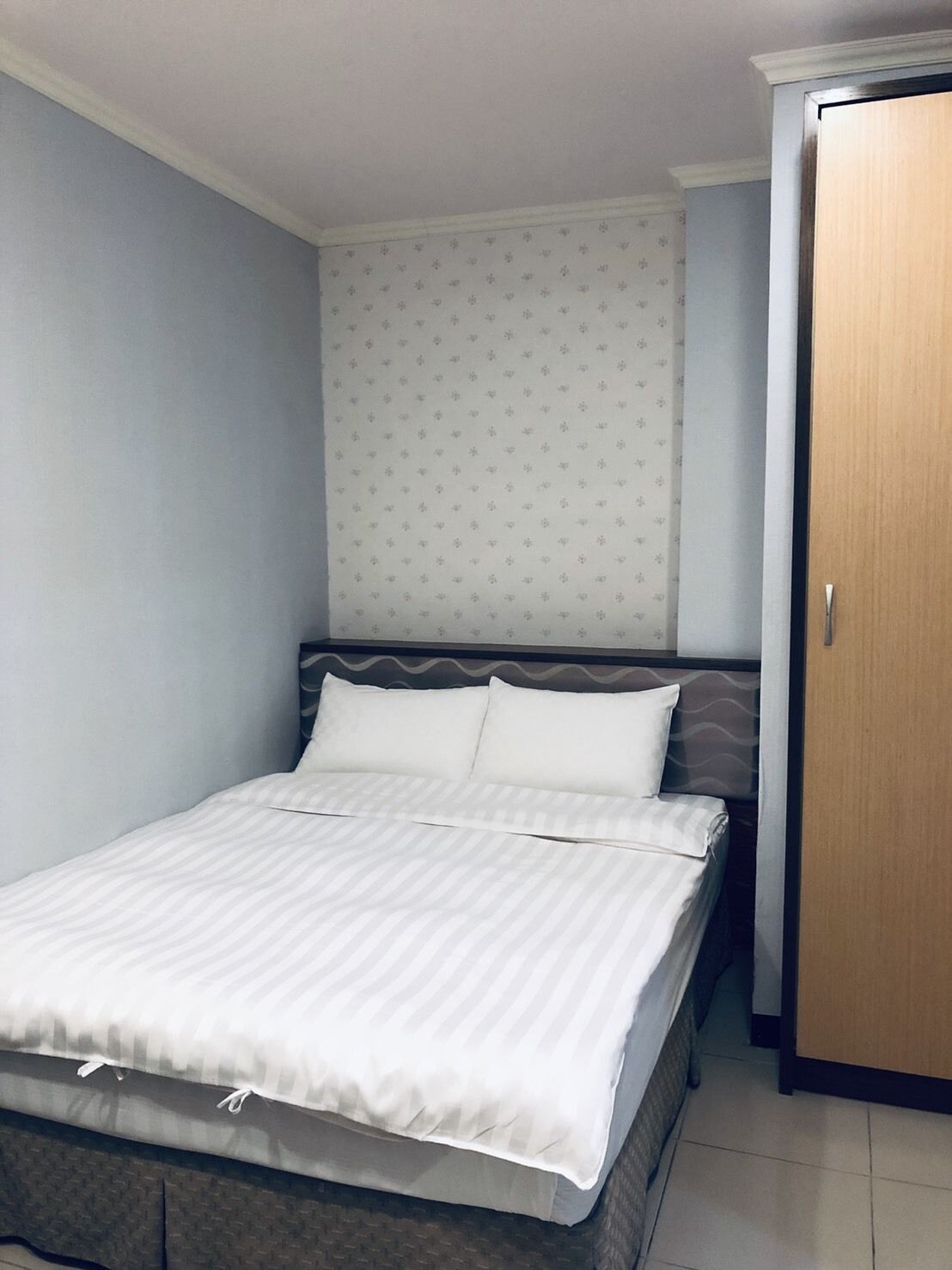 ROOM, DOUBLE BED