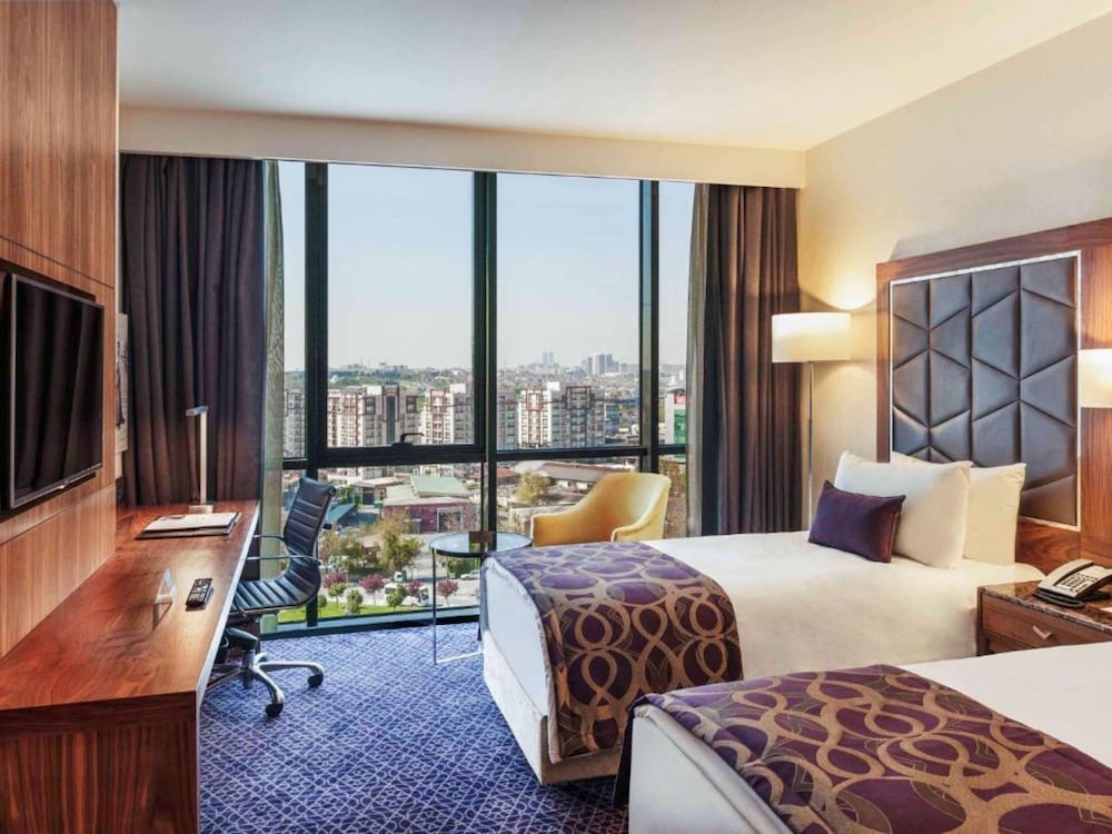 SUPERIOR, TWIN BEDS, CITY VIEW