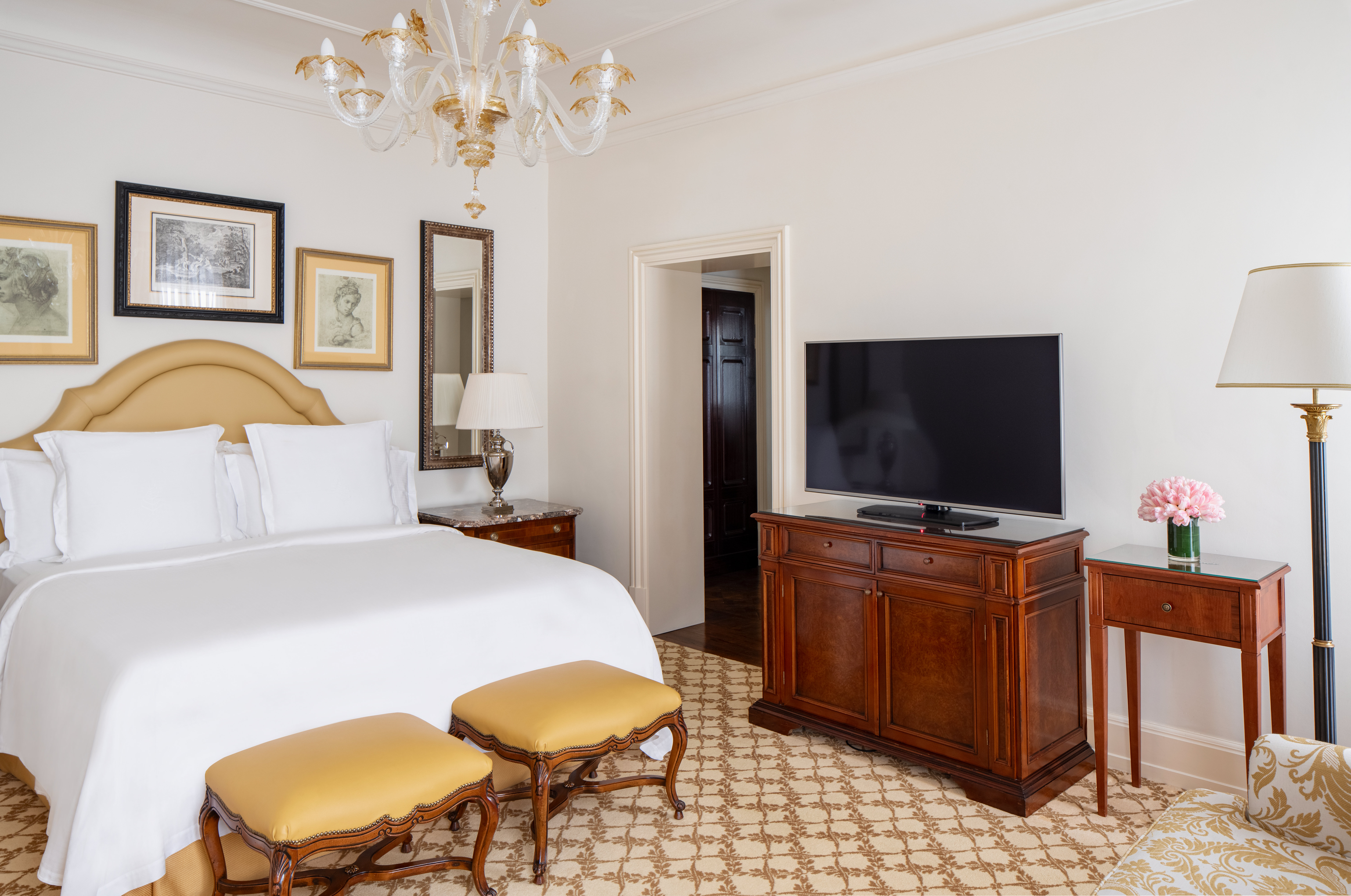 DELUXE, KING BED