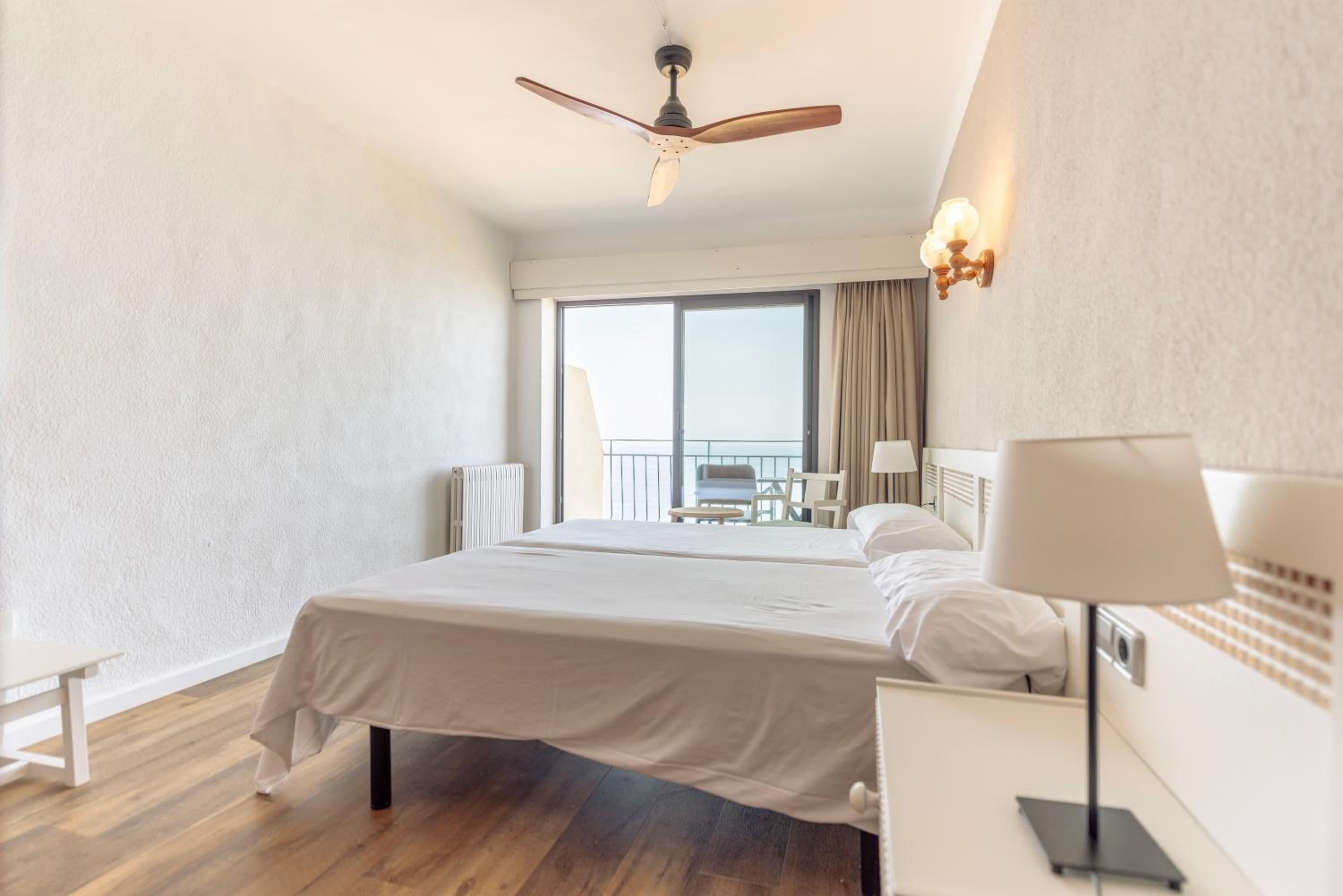 Room, Double Bed, Lateral Side Sea View