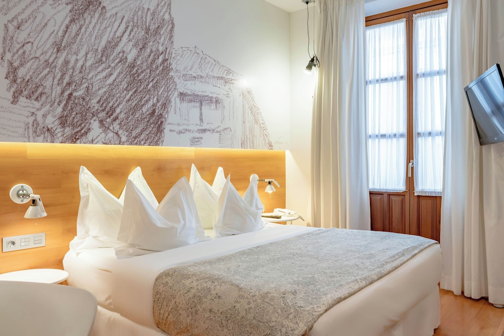 DELUXE, DOUBLE BED