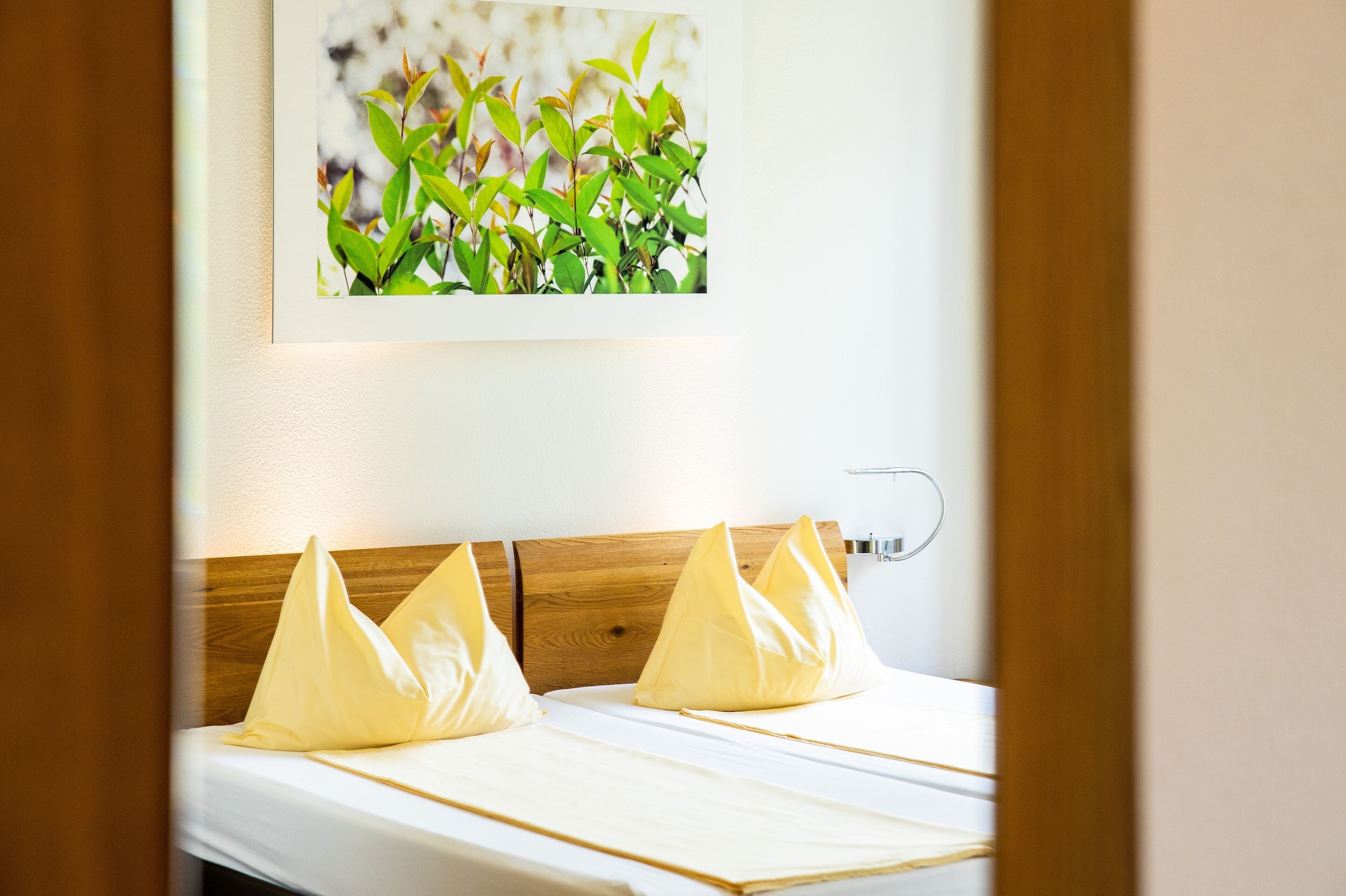 ROOM, DOUBLE OR TWIN BED